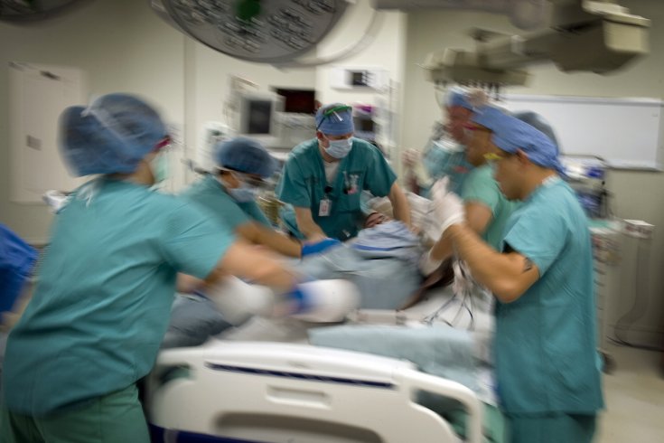 doctos putting an injured person onto a stretcher