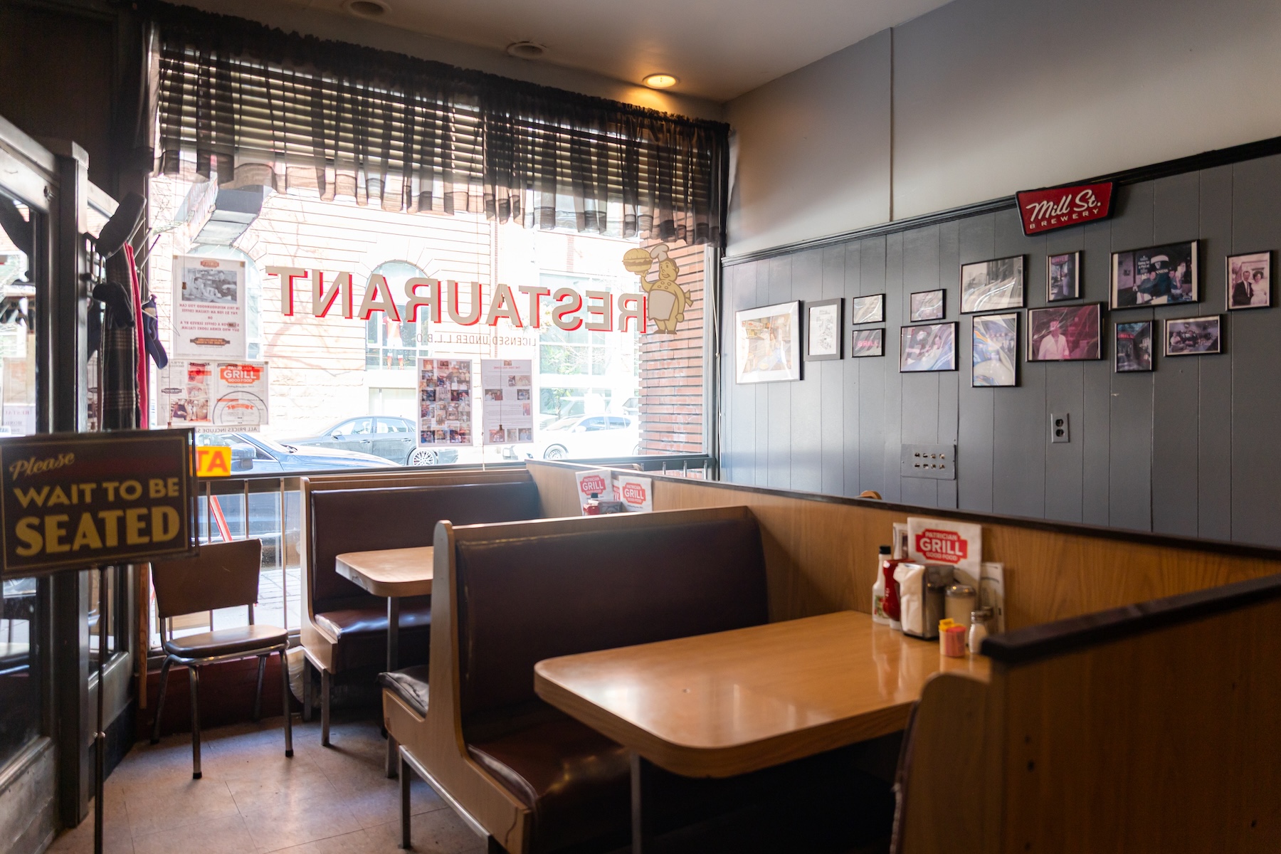 2つの飲食店の写真。カメラは施設の正面窓の外を見るようにパンされます。