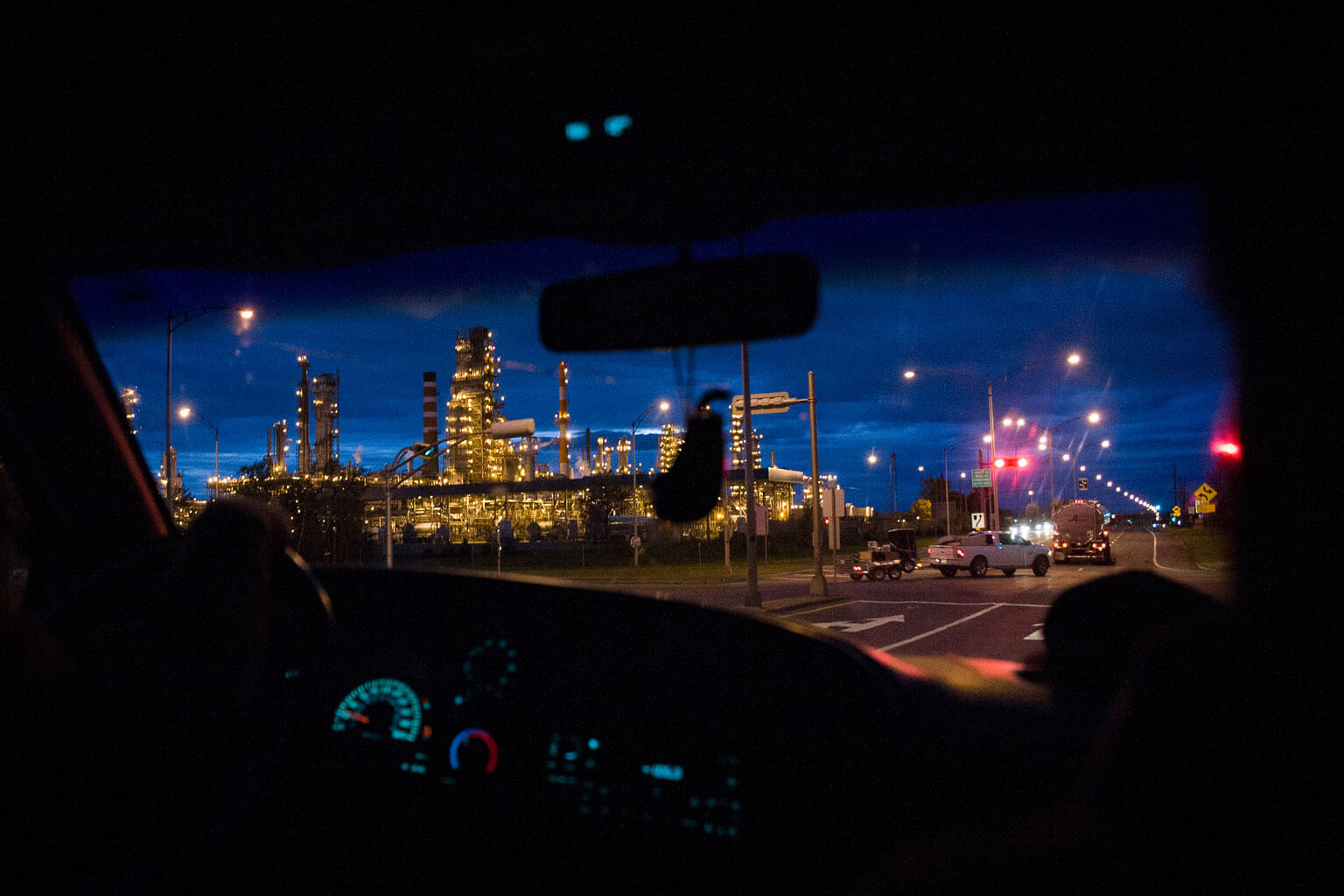 The Jean-Gaulin refinery in Lévis, Quebec, is not equipped to treat Alberta bitumen but could be fed with light crude such as those from the Bakken shale in North Dakota.