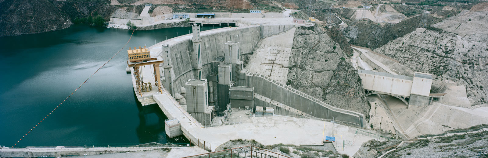 A wide-angle view of the Yellow River's Liujiaxia dam.