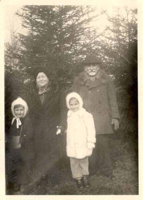 Photograph of the Weinberger family/Courtesy of Elaine Kalman Naves