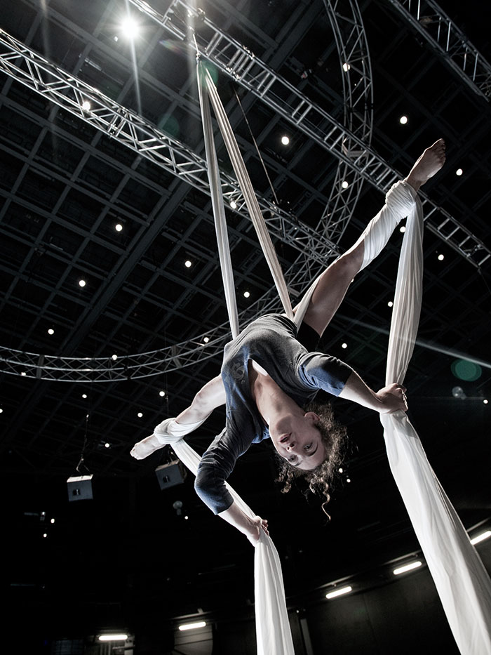 Dance and circus. Шест в цирке. Воздушная гимнастика на шесте. Танцы на воздушных полотнах. Акробатика на шесте фото.